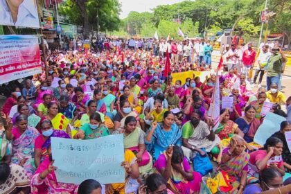 1500-crore-double-money-scam-jananayaga-madar-sangam-protest